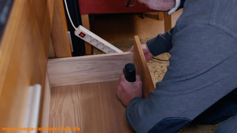 Schubladenschiene - Schraube innen festschrauben