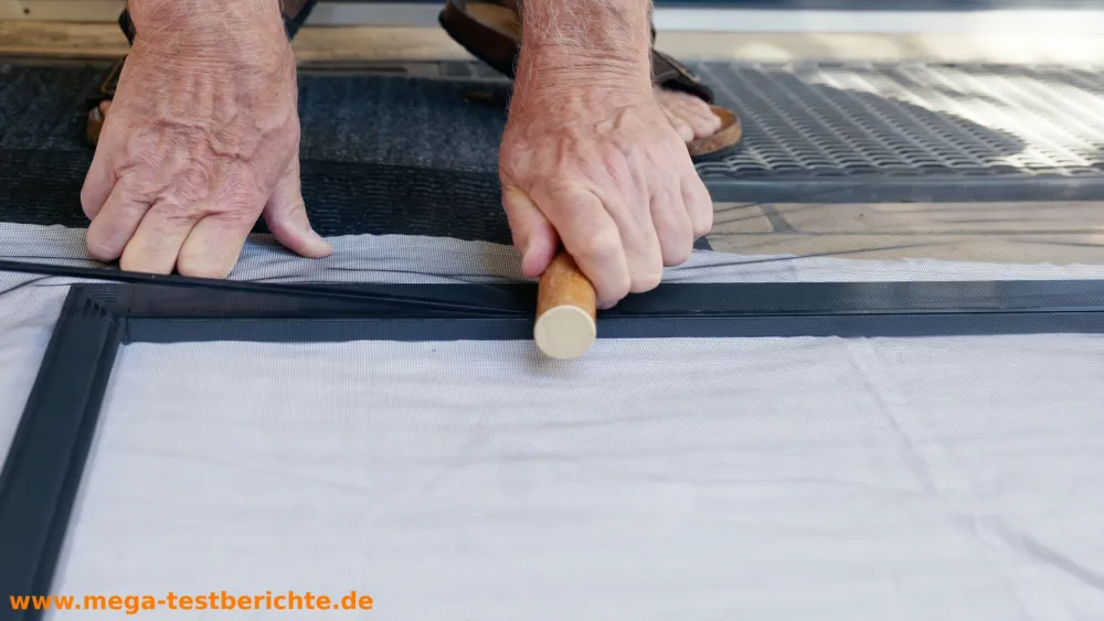 Fliegengitter Schiebetüre - Leiste reindrücken