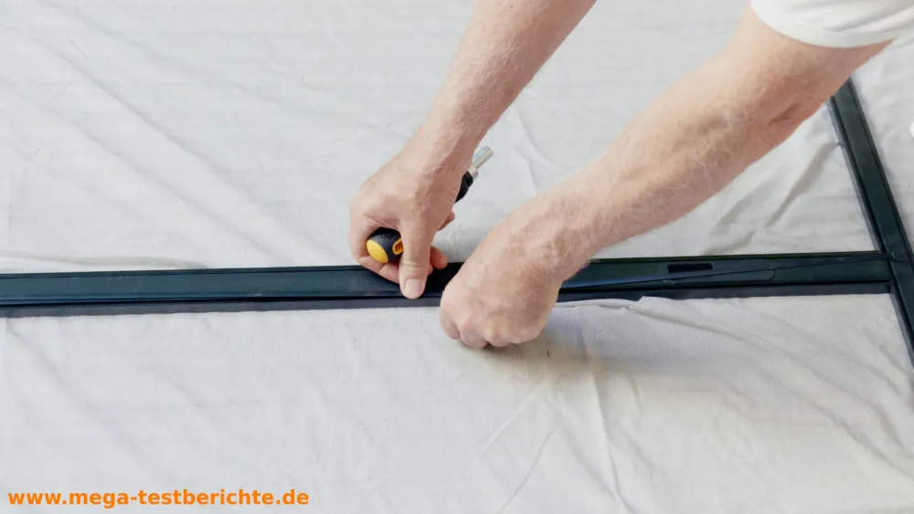Fliegengitter Schiebetüre - Leiste festdrücken