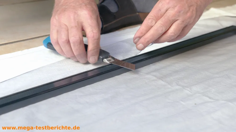 Fliegengitter Schiebetüre - Gitter mit einem Cuttermesser abschneiden
