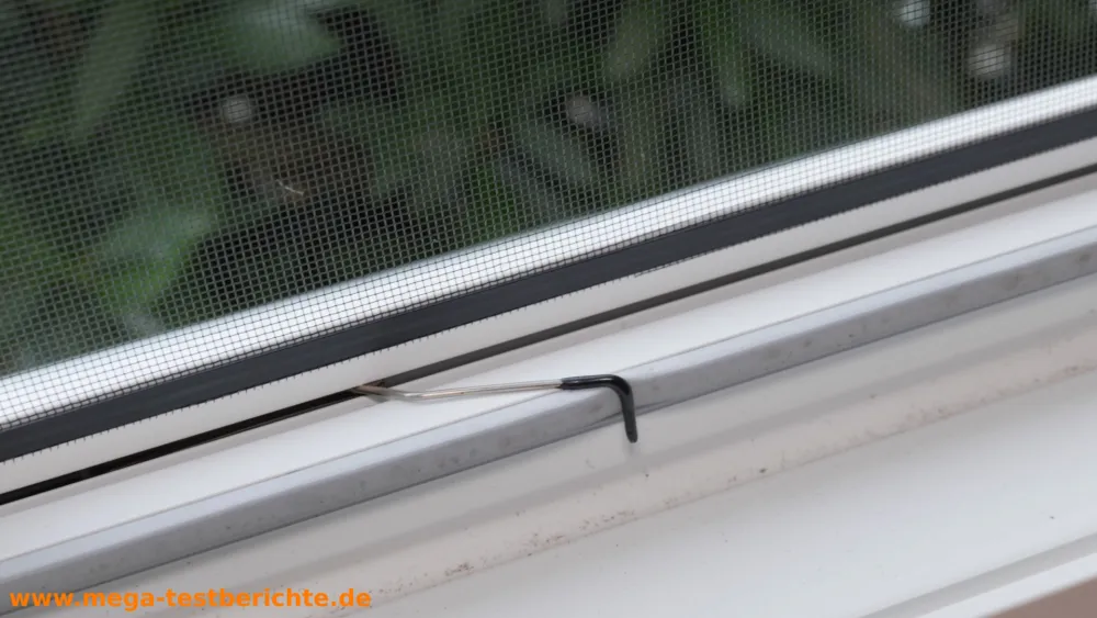 Fliegengitter Bausatz - Befestigungsfeder am Fenstergummi
