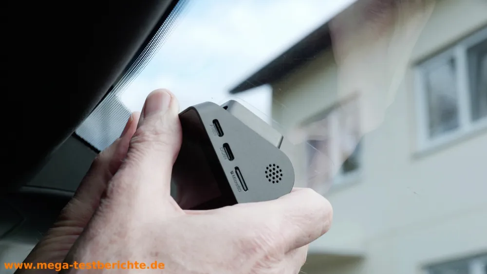 70mai A810S - Dashcam an die Scheibe kleben