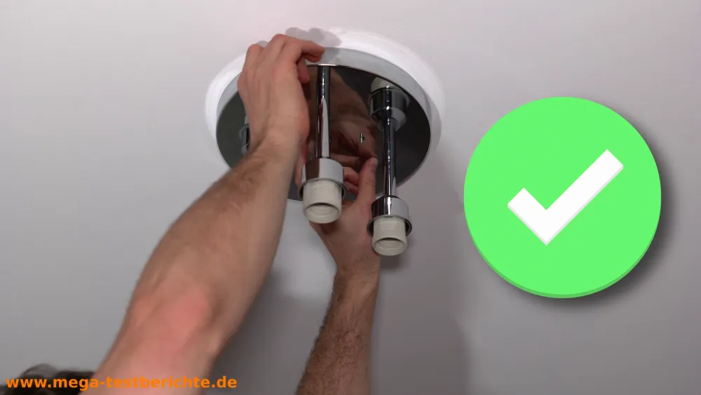 Halterung richtig montiert: Lampe deckt das Loch ab