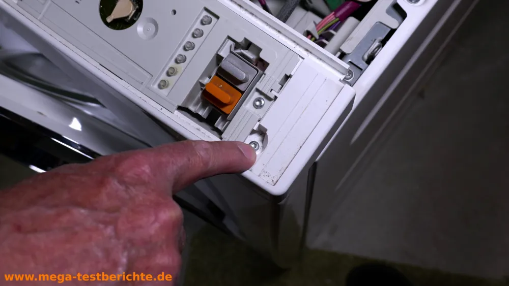 Waschmaschine: Schrauben entfernen