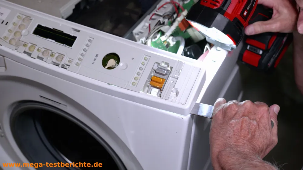 Waschmaschine: Panel lösen, hebeln