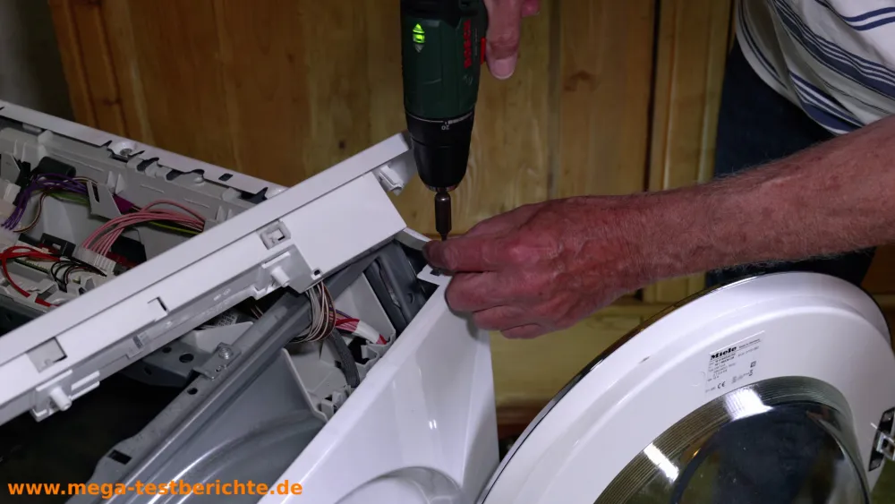 Waschmaschine: Schraube raus