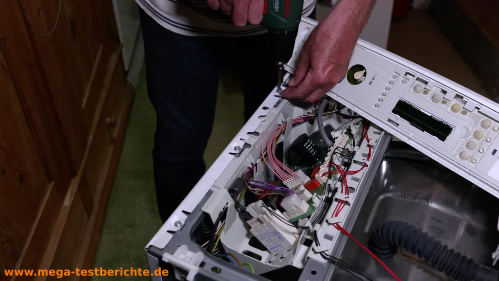 Waschmaschine: Schrauben oben entfernen