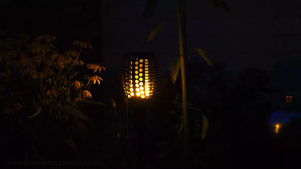 TaoTronics Solar-Gartenlampe mit Feuer-Effekt 5