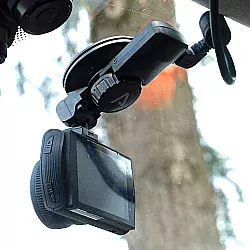 Lamax C9 Dashcam im Auto