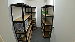 Aufgeräumter Keller: Schwerlastregale im Keller