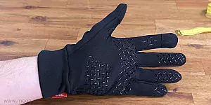 Handschuhe an einer Hand 1