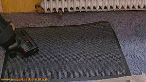 Wischsauger auf dem Teppich