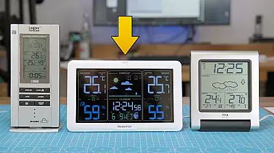 Newentor Wetterstation Q7 neben zwei älteren Modellen