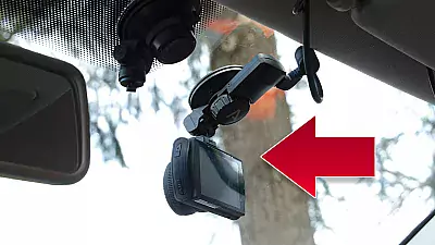 Lamax C9 Dashcam an der Windschutzscheibe montiert