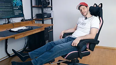 Marco sitzt in einem Gaming-Stuhl mit Fußablage