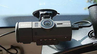 Vantrue N2 Pro Dashcam im Auto montiert