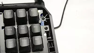 Tastatur: Schrauben entfernt